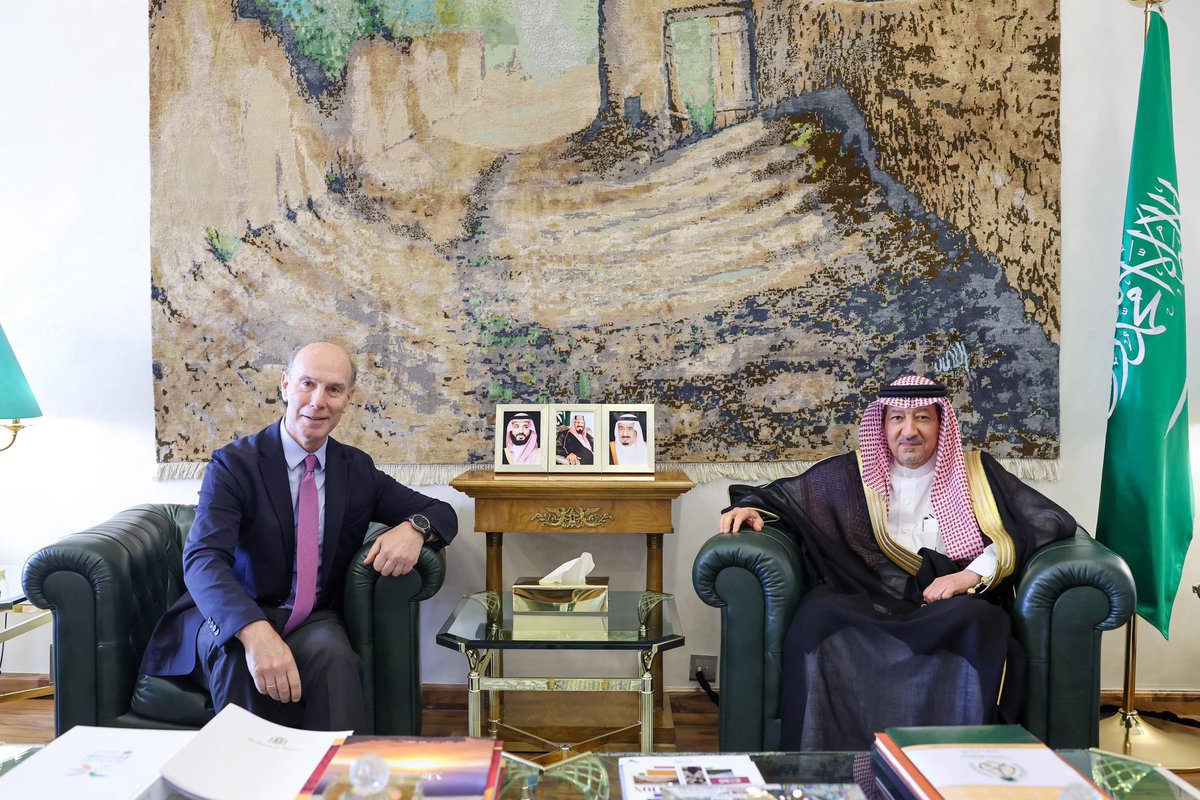 #Riyadh | Vice Minister of Foreign Affairs, H.E. <a href="/W_Elkhereiji/">وليد الخريجي</a> received Ambassador of Spain to Saudi Arabia, Mr. Javier Carbajosa Sánchez. 🇸🇦🇪🇸
They reviewed bilateral relations and discussed ways to enhance and develop them across all fields, as well as issues of common