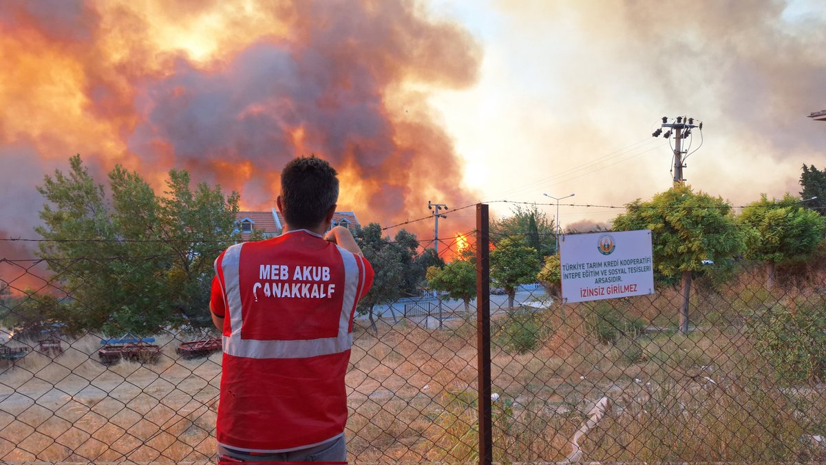 mebakub17's tweet photo. Çanakkale MEB AKUB olarak yeşil vatan için sahadayız. Nefesimiz ve gücümüz yettiğince hemşehrilerimizin yanındayız. Elbirliğiyle Çanakkalemizi tekrar yeşerteceğiz. @tcmeb @Yusuf__Tekin @meb_dhgm @omurfatih @mebisgb @ozkan_meb @mebakub @MetinTayarer @canakkaleilmem @mineaktashayta https://t.co/aKF2IxGq8d