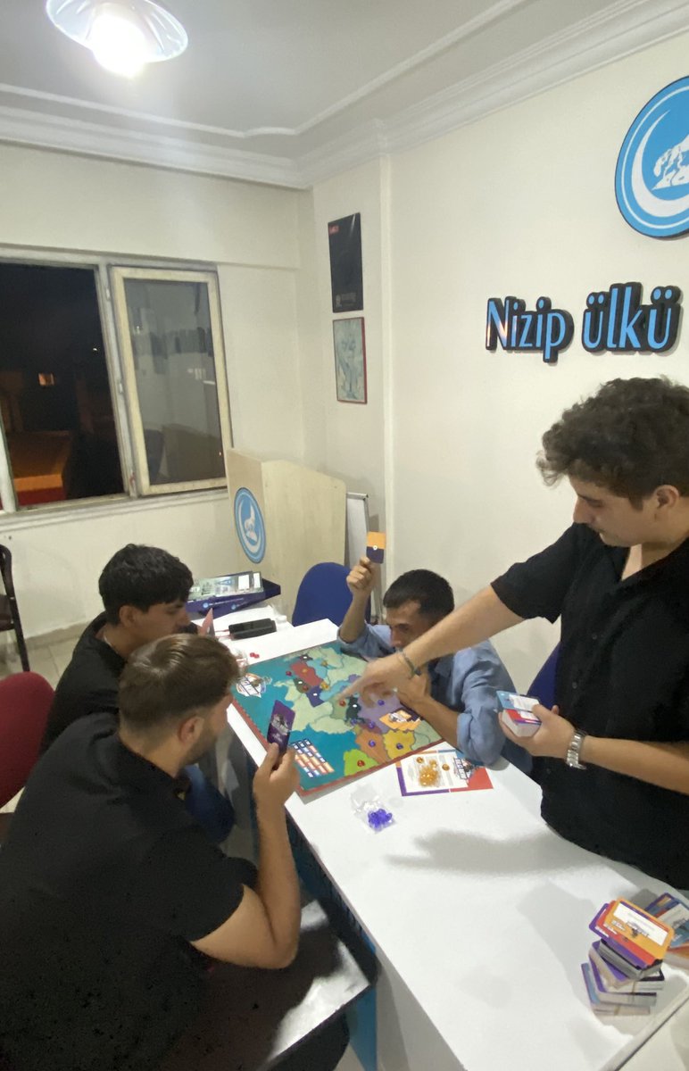 nizipocak_27's tweet photo. Ülkü Ocakları Nizip İlçe Başkanlığı olarak, Kutadgu Bilig Yaz Gelişim Programı kapsamında kutlu ocağımızda Ülkü Ocakları Genel Merkezimiz tarafından geliştrilen OcaktaBul oyunu turnuvası düzenledik. 
Var Olsun Ülkü Ocakları 🇹🇷
@kursatgrn https://t.co/CAdVcbXXKu