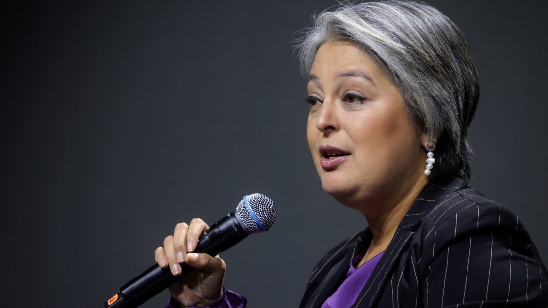 Jara se baja de próximos debates: "llegó la hora de que me reúna con los chilenos" #Cooperativa90 tinyurl.com/28qwura2