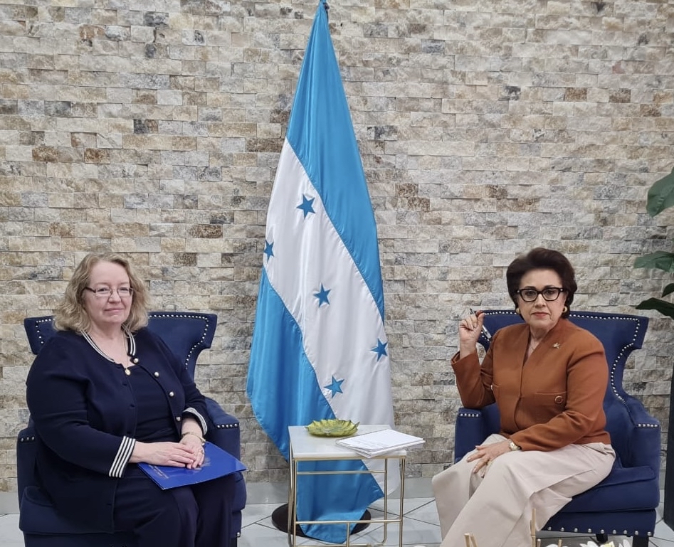 U.S. Embassy Tegucigalpa (@usembassyhn) on Twitter photo La Encargada de Negocios, Colleen Anne Hoey, se reunió con la Presidenta de la Corte Suprema de Justicia, Rebeca Ráquel. Ambas conversaron sobre el fortalecimiento de la cooperación en temas de interés mutuo. La Encargada de Negocios, Colleen Anne Hoey, se reunió con la Presidenta de la Corte Suprema de Justicia, Rebeca Ráquel. Ambas conversaron sobre el fortalecimiento de la cooperación en temas de interés mutuo.
