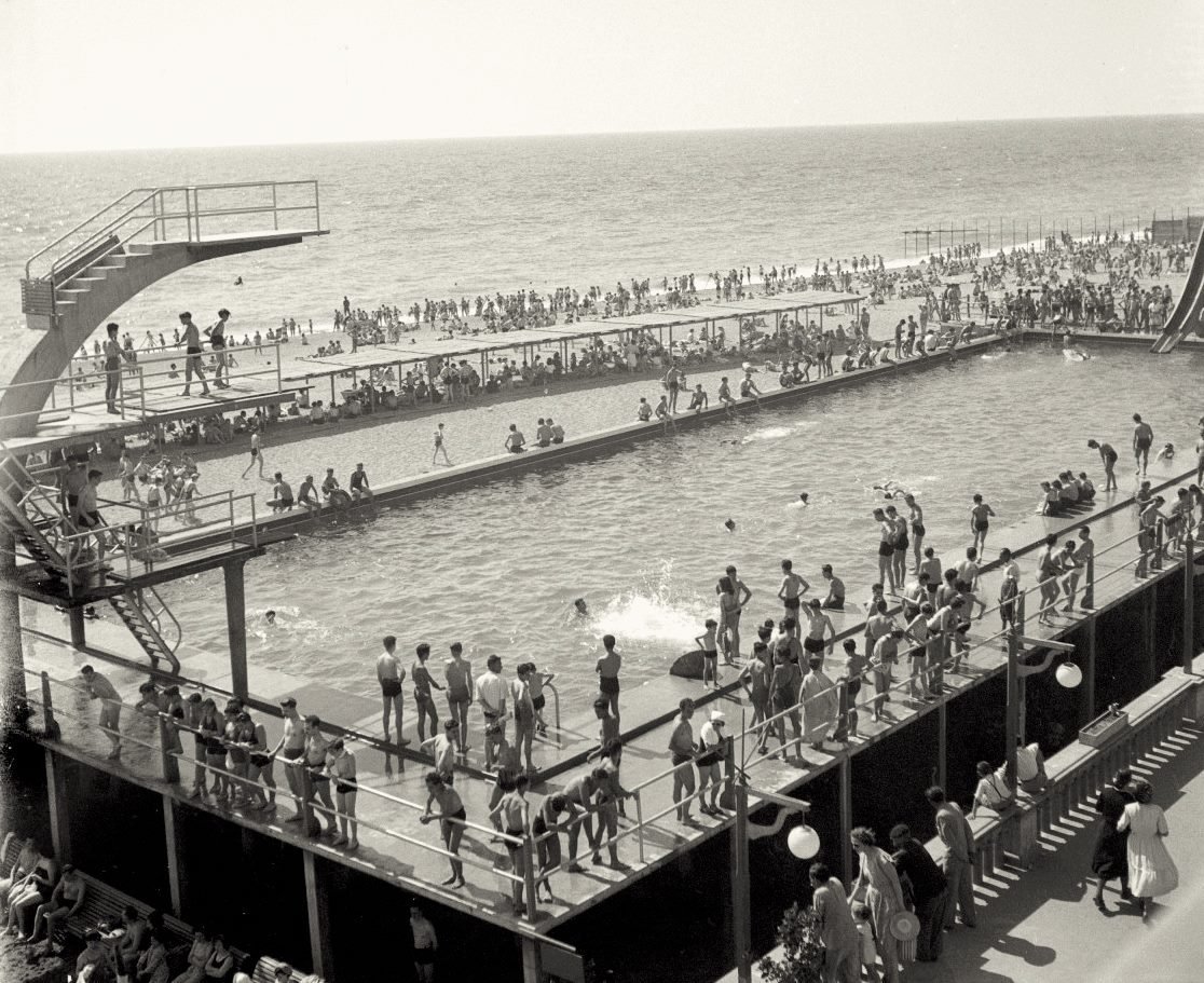 historiesdebcn's tweet image. La desapareguda piscina dels Banys de Sant Sebastià de la #Barceloneta, anys seixanta.

📷 Fons Cuyàs / ICGC