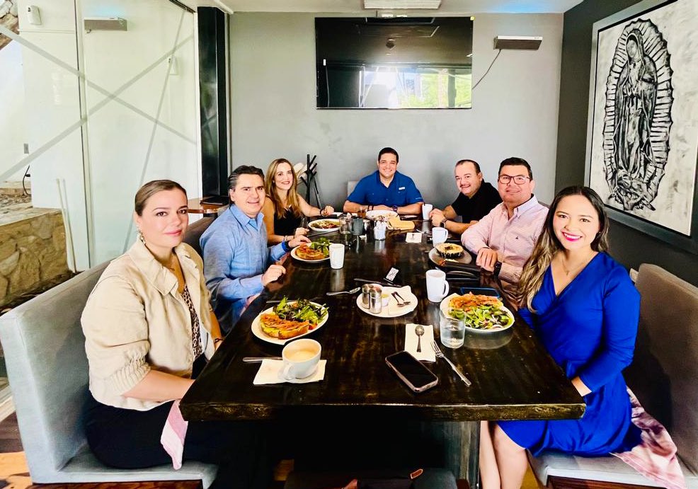 CÓNCLAVE PANISTA

👉🏻El líder del PAN Sonora Gildardo Real <a href="/GildardoReal/">Gildardo Real</a> se reúne con los regidores Mónica Robles, Antonio Contreras, José Celaya, Dulce Robles Moreno, Sergio Orlando Flores, Antonio Contreras y Karla Salcido Salcido