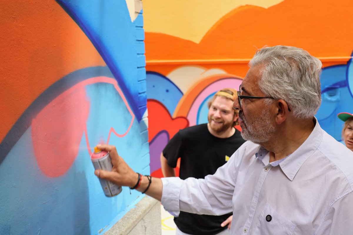 As escaleiras da Rúa Santiago, que conectan con Cidade de Viveiro, transfórmanse nun novo referente de arte urbana 🎨 

Coa intervención de Diego As, Muro Mola e Van Kraft, Lugo segue a recuperar espazos con cor e creatividade 

🌈 #UrbanCores #Lugo