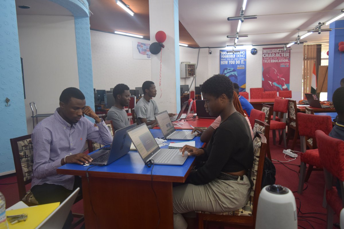 AmCorner_INPHB's tweet photo. #VacancesUtiles|Du 7 au 18 juillet dernier, votre @AmericanSpaces de l'@inphbpolytech a accueilli le programme "TechCamp-Été 2025", formation en initiation à la cybersécurité et entrepreneuriat numérique. En images, quelques temps forts !
#InnovonsEnsemble #DigitalLiteracy 🦅🤝🐘 https://t.co/EwvTiy6hwR