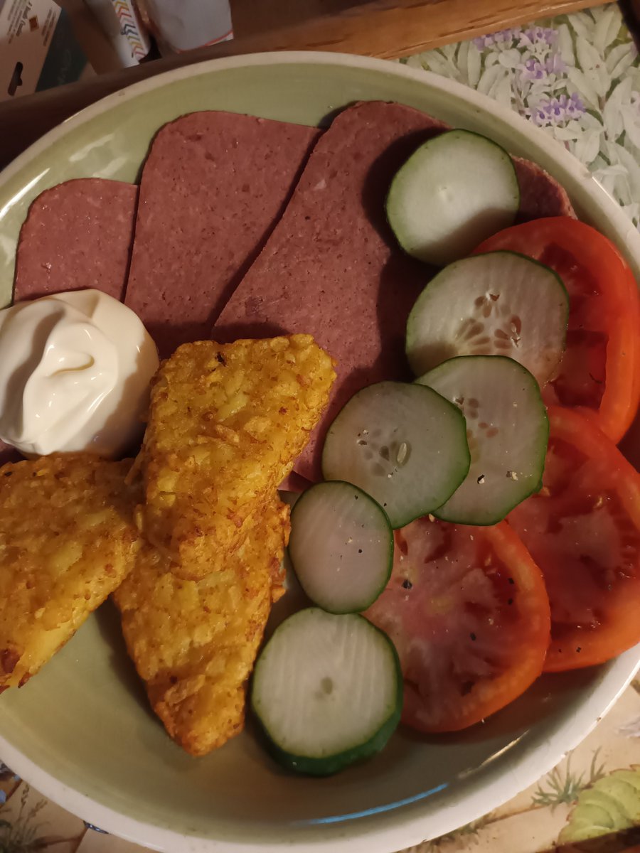MelJD46's tweet image. Home grown #tomatoes🍅 and #cucumber🥒  😀 for tea tonight ..tho its almost supper, im late again