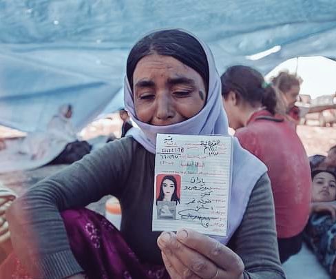 🔻الأم التي كانت تنتظر ان تعود ابنتها لتطرق باب الخيمة، اليوم وجدت نفسها تطرق على نعش بارد، وكأنها تحاول إيقاظه من نوم لا يستيقظ .
11 عام وام باران تبحث عن ابنتها في كل خيمة، على كل حاجز، بين صور الناجيات، وفي وجوه العائدات.
11 عام وهي تحمل صورة باران وهويتها تردد للغرباء "هذه