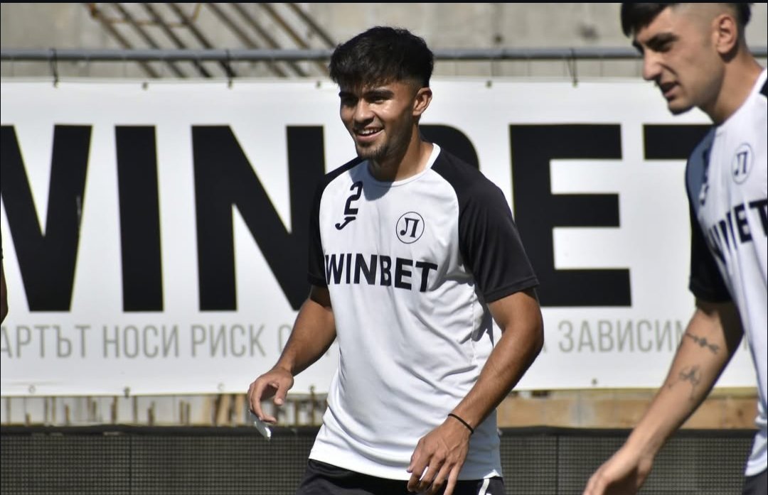 ¡MANTIENE EL BUEN NIVEL!

Adrián Cova nuevamente jugó todo el partido con el Lokomotiv Plovdiv que empató 0-0 vs Arda en la Primera División de Bulgaria.

El venezolano ha jugado completo en las 4 jornadas. Su club se mantiene invicto y además son la mejor defensa del torneo