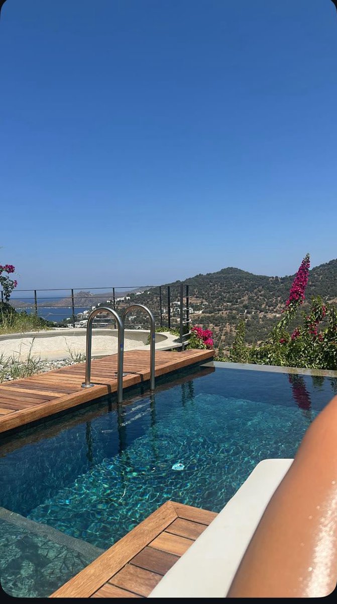 So I have decided I’m working from this pool from now on 🤣💕