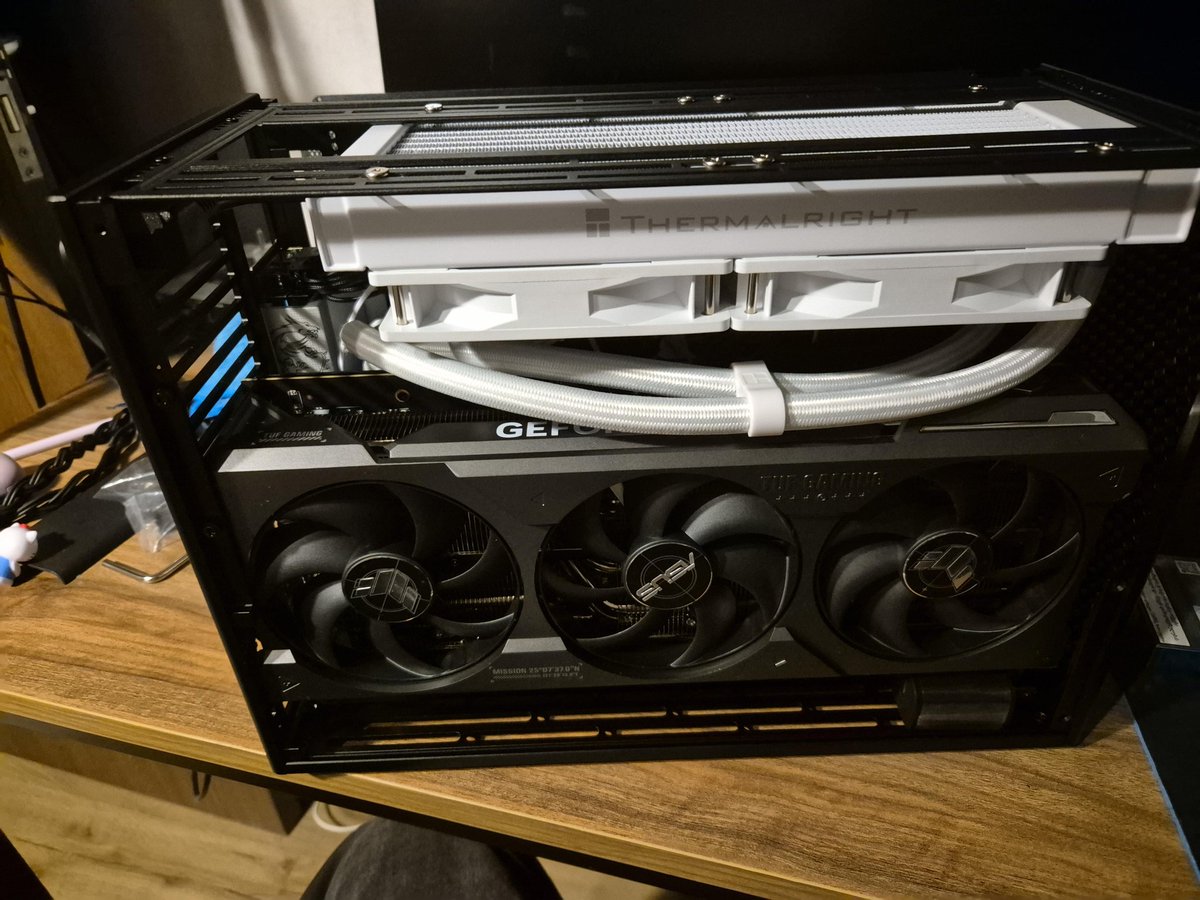 Lorderi4N's tweet photo. @NVIDIAGeForce My sweet sff setup, going small but strong https://t.co/vpGUbXgj0H