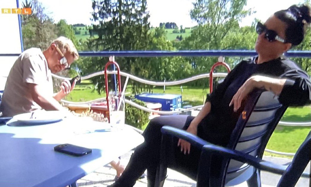 Daniël heeft niet in het Groot Hondenboek gekeken. Daar staat: “Laat een Zeeuwse borderliner nooit alleen.” #benbvolliefde