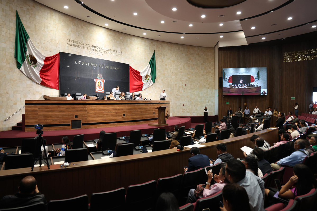 Daniela Taurino (@danielataurinoo) on Twitter photo Ante el Pleno del <a href="/CongresoOaxaca_/">Poder Legislativo Oaxaca</a>, presenté tres iniciativas de ley que buscan consolidar instituciones públicas eficientes y justas con visión sustentable para #Oaxaca:
1. Modificación a la Ley del Servicio Civil para los empleados del H. Ayuntamiento del Municipio de Oaxaca Ante el Pleno del <a href="/CongresoOaxaca_/">Poder Legislativo Oaxaca</a>, presenté tres iniciativas de ley que buscan consolidar instituciones públicas eficientes y justas con visión sustentable para #Oaxaca:
1. Modificación a la Ley del Servicio Civil para los empleados del H. Ayuntamiento del Municipio de Oaxaca