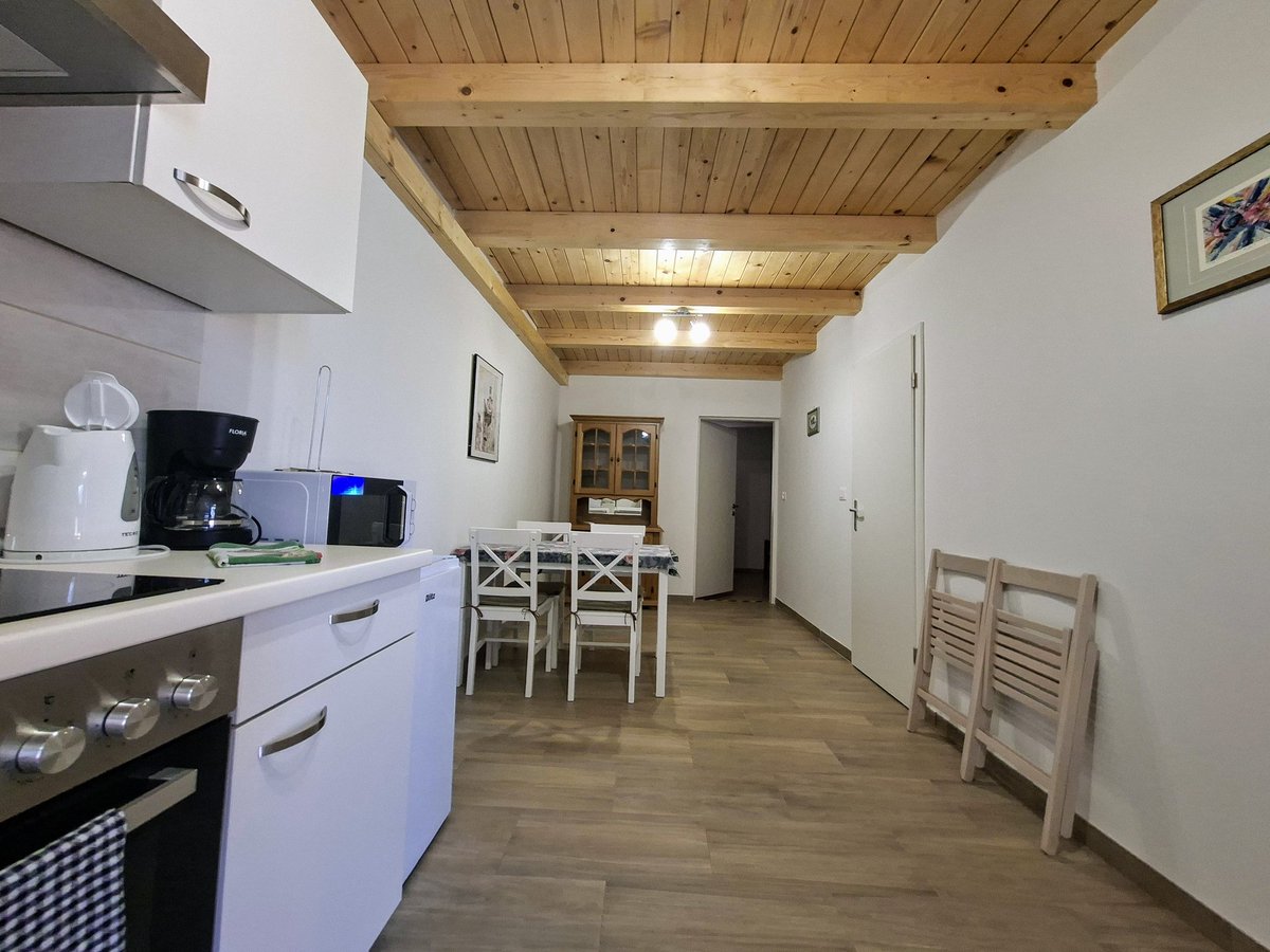 IstriaPartner's tweet photo. 🏖️ Wake up to the sound of waves in Lovrečica! This apartment for 2+1 offers a home away from home.
🛏️ Bedroom with sea view
🍴 Equipped kitchen &amp; dining area
🛋️ Cozy living room
🛁 Modern bathroom

📩 Book now!
#Lovrečica #Istria #Sea #Apartment #DreamVacation #Croatia #Istria https://t.co/VBZumsiHAG