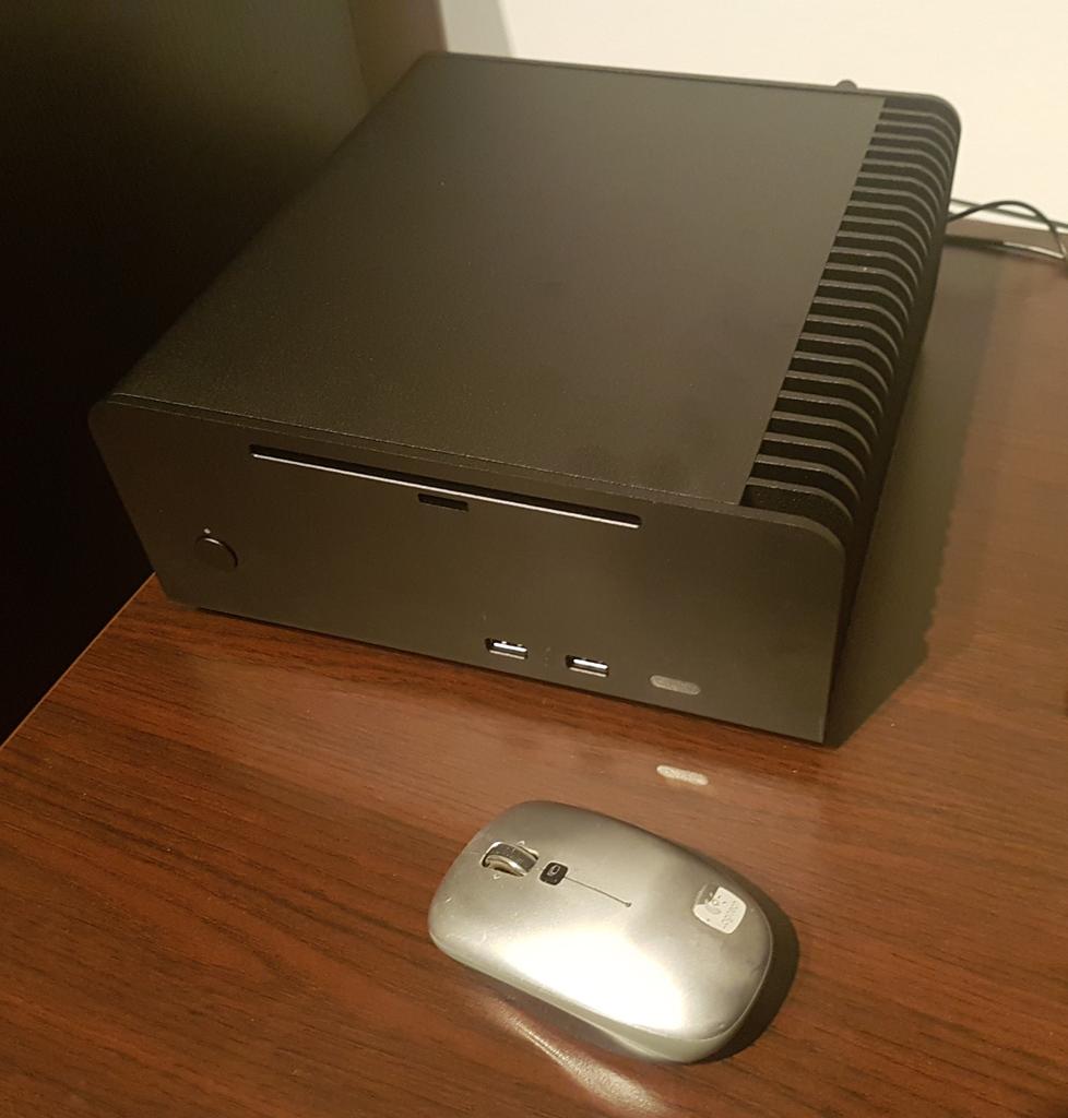 Wow, 9 lat temu złożyłem swojego ostatniego kompa. Obudowa z Holandii ściągnięta, 100% pasywne chłodzenie. 

Ciągle działa. 💪😀

Oczywiście, już nie służy mi do pracy bo Windows 😉
(Zdjęcia stare)