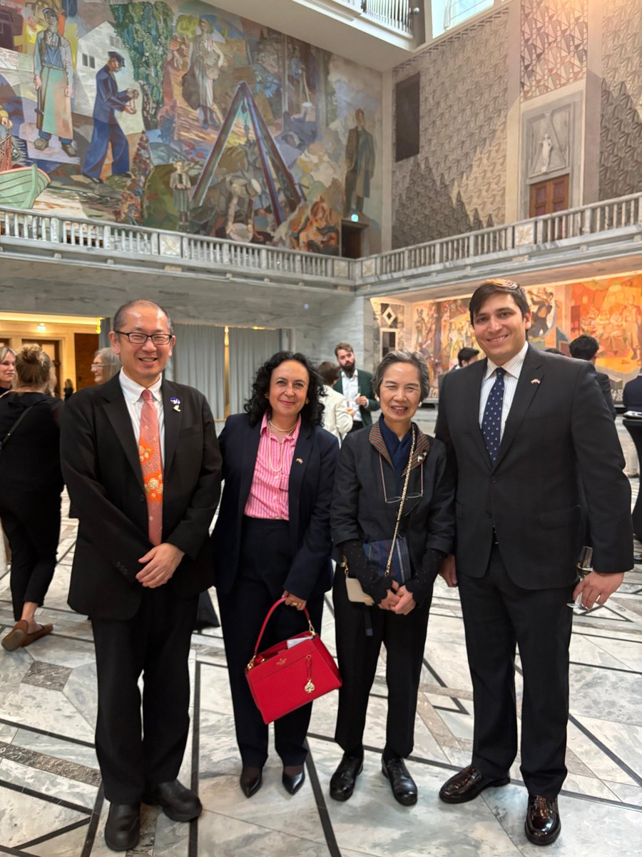 EmbColNor's tweet photo. Tuvimos el honor de compartir con Yoshi Wada, hijo de Masako Wada, representante de Nihon Hidankyo, organización reconocida con el Premio Nobel de Paz. Su legado nos llama a actuar por el desarme y la dignidad humana.
@NobelPeaceOslo #MessageToHumanity https://t.co/NVzlARgJfS
