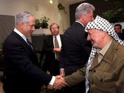 MosheAvraham5's tweet photo. @YinonMagal הגאון ביבי נתניהו לוחץ ידיו של מחבל https://t.co/tZrAu4PSVp