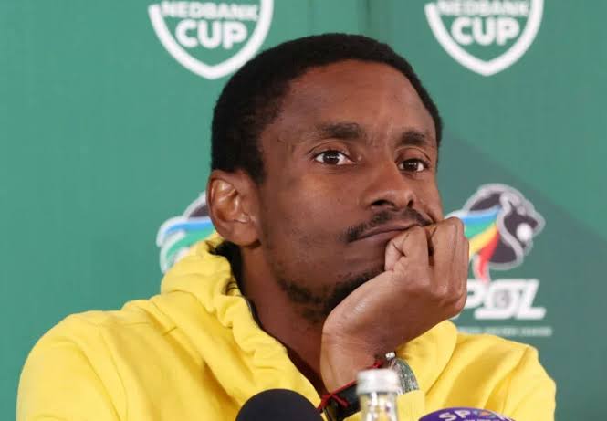 sam (@sam_fikela) on Twitter photo Orlando Pirates doesn't have a coach here Orlando Pirates doesn't have a coach here