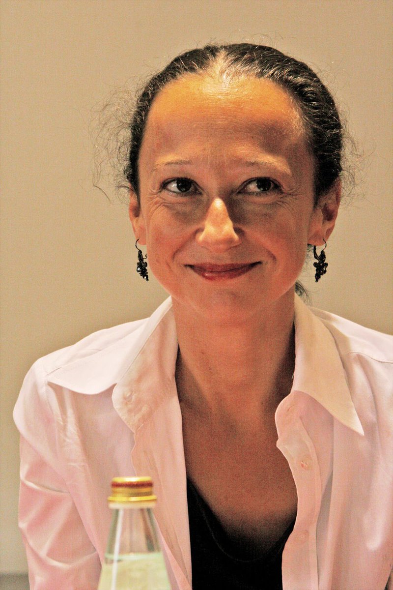 Kirpi’nin ardından Muriel’e tebessüm ederek yazıyorum..

Sevgili Bilge,
Çok kişi ızdırap çeker ve içine kaçar. Başlangıç yeri tenidir, milim milim oyar ve en derinine doğru çekilir. Izdırabın neticesi koca bir boşluk olur. Ama göğsünde bir kamelya taşımayı bilenler farklı. Onlar