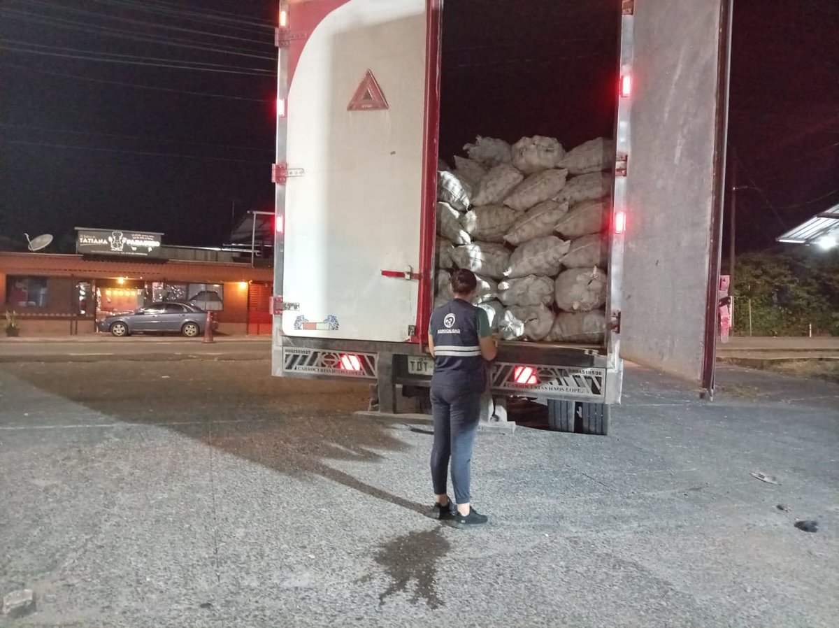 AgrocalidadZ3's tweet photo. #Pastaza l Realizamos inspecciones físicas y documentales al transporte de productos agrícolas (papa china) con el objetivo de mantener el estatus fitosanitario; en el Puesto Fijo de Control en el cantón Mera. #ProducimosCalidad https://t.co/K3i6dxDTG8