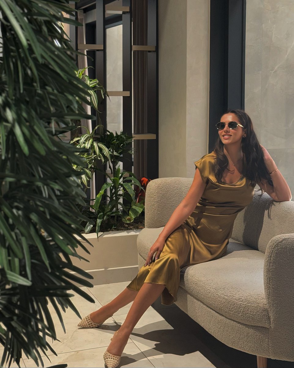 Alina1Cs's tweet photo. The golden color between light and shadow exudes gentleness and strength. Just sit there casually and you will feel your own elegance and aura. ✨💛 https://t.co/UOCIgVnp43