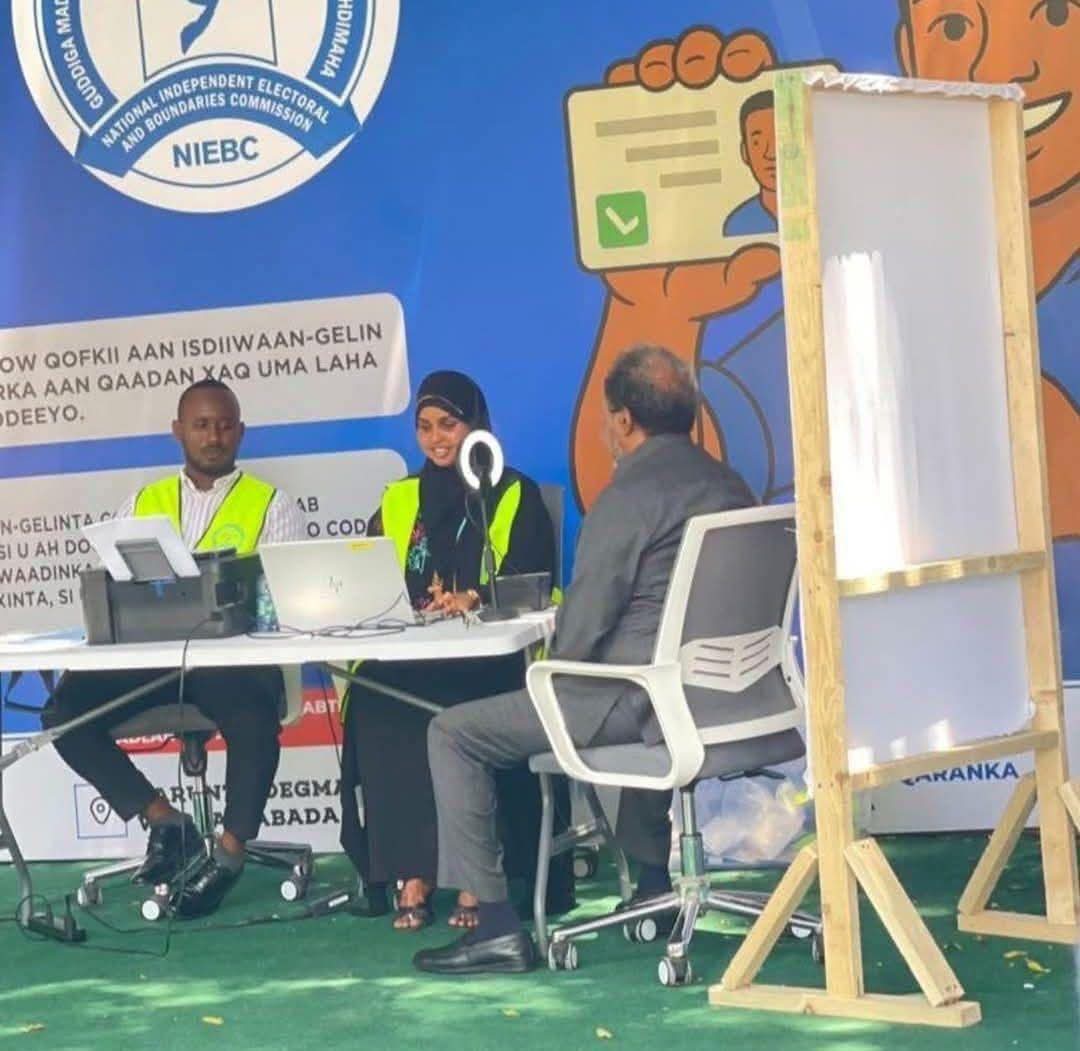 AmbassadorFiile's tweet photo. Who is he fooling? Indeed himself, The entire country is under AS group, they have their own policies of tax, armed with sophisticated weapons, Statistically  in Somalia major towns are in their hands, So where can 'one man one vote' be conducted? This illusion and day dreaming. https://t.co/rgctmI1Onu