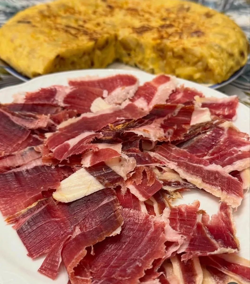 Lucioquesosyemb's tweet photo. 💬 Dicen que no se puede tener todo en la vida… pero esta noche tenemos tortilla de patatas y jamón serrano, así que claramente estaban equivocados.
.
.
#lucioquesosyembutidos #productodeleon #embutidodeleon #quesos #embutido #embutidoleones #productoleones #leonesp https://t.co/zqB551Vjmo