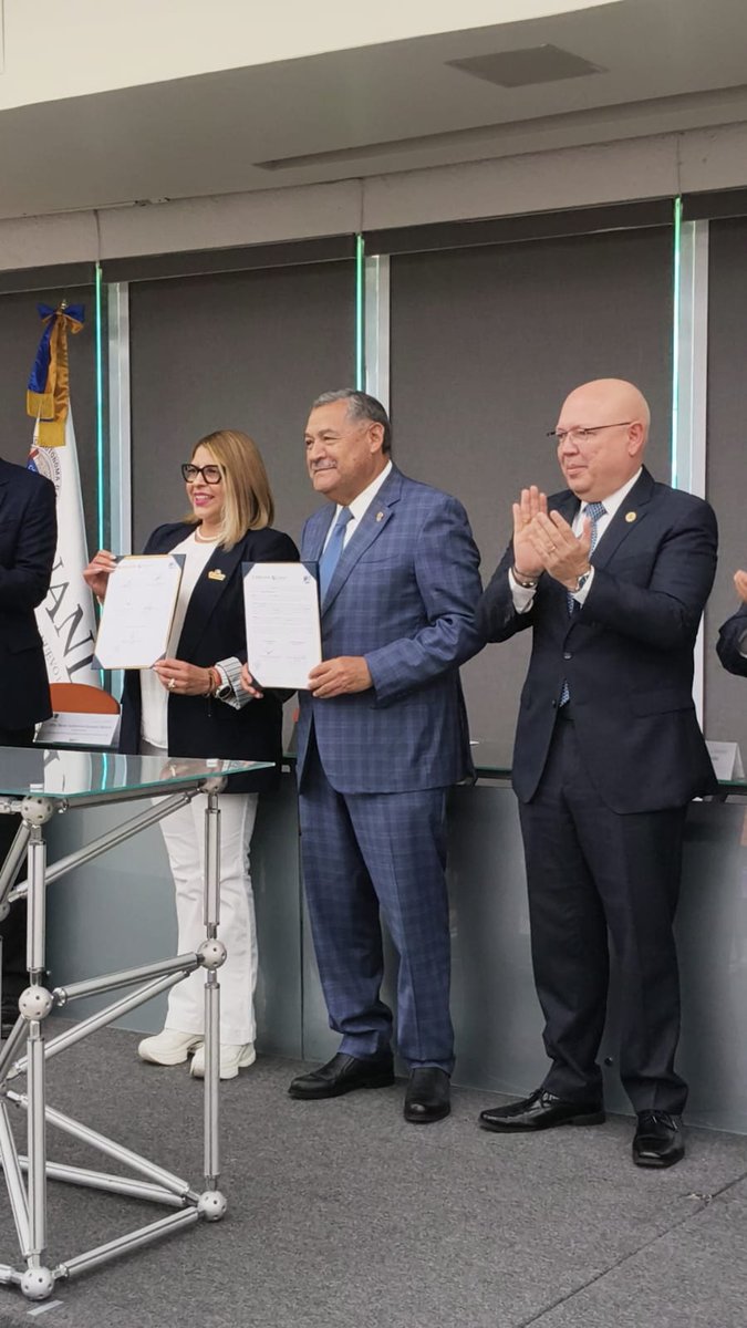 ConocerMx's tweet photo. Más talento certificado desde #NuevoLeón 💪🏻
La @uanl y #ConocerMx renovamos su Comité de Gestión por Competencias y entregamos certificados EC0076 y EC0217.01 a empresarios y capacitadores 📜 https://t.co/kFZPjLq4Pm