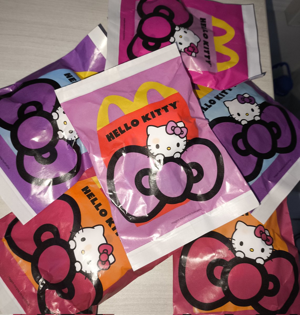 laryeditss's tweet photo. Eu não brinco em serviço 💆🏻‍♀️

#HelloKitty #McDonald https://t.co/CjFw6wDRWo