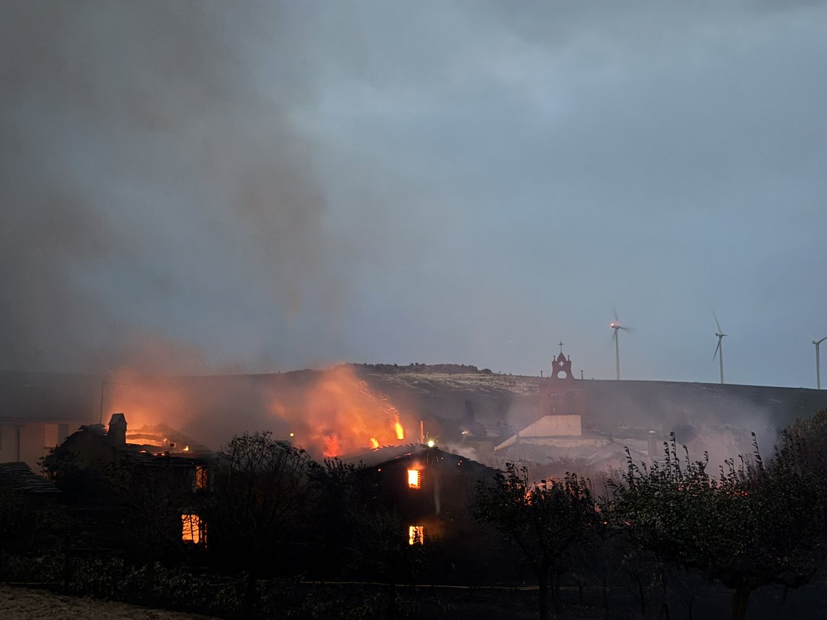 Lo vivido hoy en Abejera es una catástrofe. En minutos el fuego ha entrado en el pueblo. En estos momentos decenas de efectivos, entre ellos los Bomberos del Ayuntamiento de Zamora no descansan para controlar las llamas en las casas. #IFPuercas
