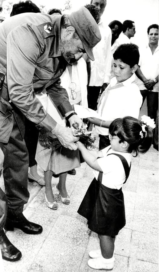 " (...) Un hombre que sencillamente, no admite elogios triviales, ni recuento sin honra, porque hace mucho que dejó de ser solo un hombre... para volverse historia" #FidelPorSiempre  <a href="/siempreconcuba/">Siempre con Cuba</a>