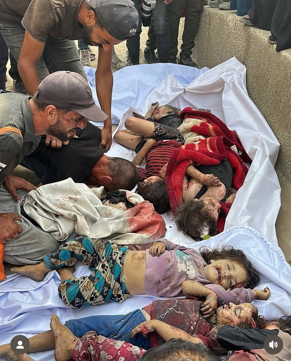 أطفال غزة لم تُتح لهم الفرصة أن يكبروا ليلهوا كباقي الأطفال بالدمى ويحلموا بمستقبلٍ آمن.. فالإحتلال الإسرائيلي سحبهم كل شيء.