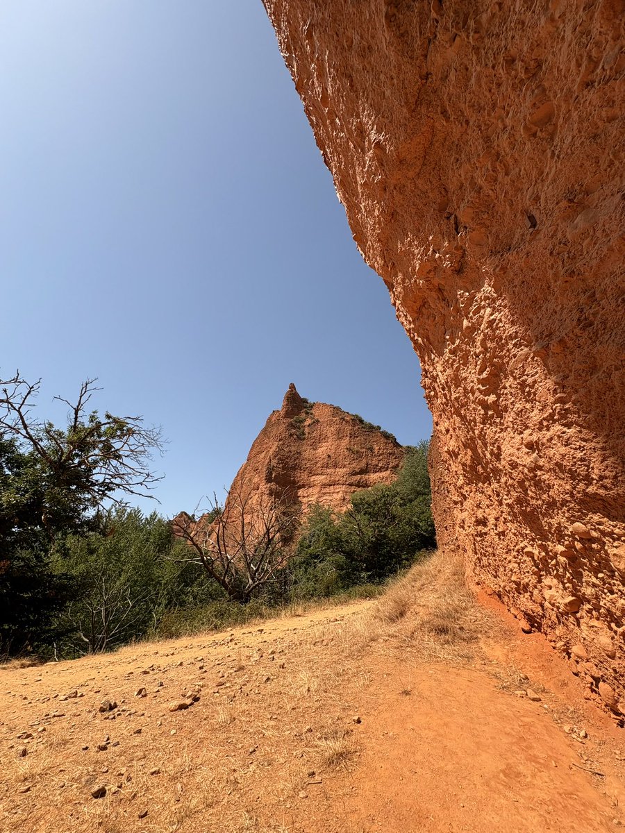 EstherArumi's tweet photo. Impotencia e indignación delante de esta desgracia que está devastando las Médulas, Patrimonio de la Humanidad desde 1997. Malas políticas de estos dirigentes que nos gobiernan que no hacen nada por nadie ni por proteger nuestro entorno. Tengo el corazón 💔
#lasmedulas #ElBierzo https://t.co/dxjVaV30AE