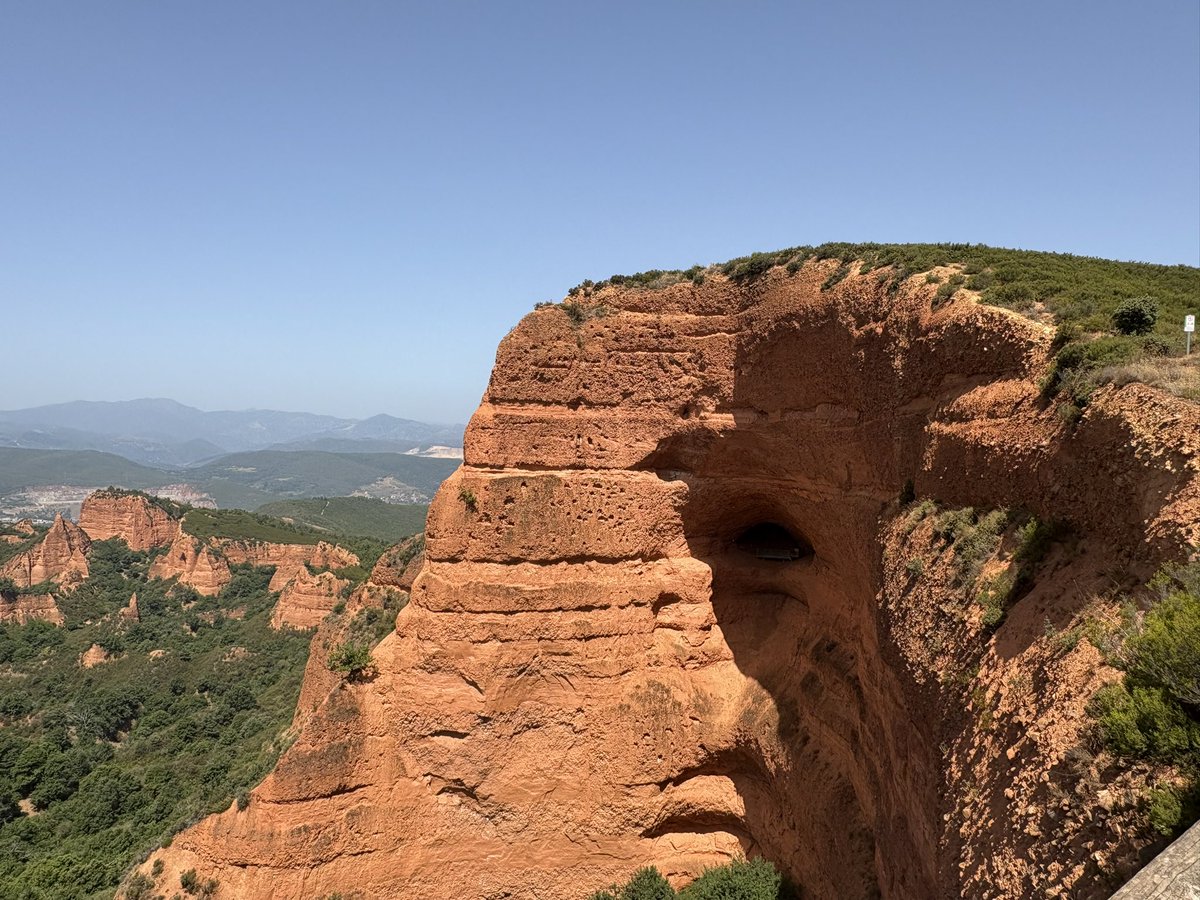 EstherArumi's tweet photo. Impotencia e indignación delante de esta desgracia que está devastando las Médulas, Patrimonio de la Humanidad desde 1997. Malas políticas de estos dirigentes que nos gobiernan que no hacen nada por nadie ni por proteger nuestro entorno. Tengo el corazón 💔
#lasmedulas #ElBierzo https://t.co/dxjVaV30AE