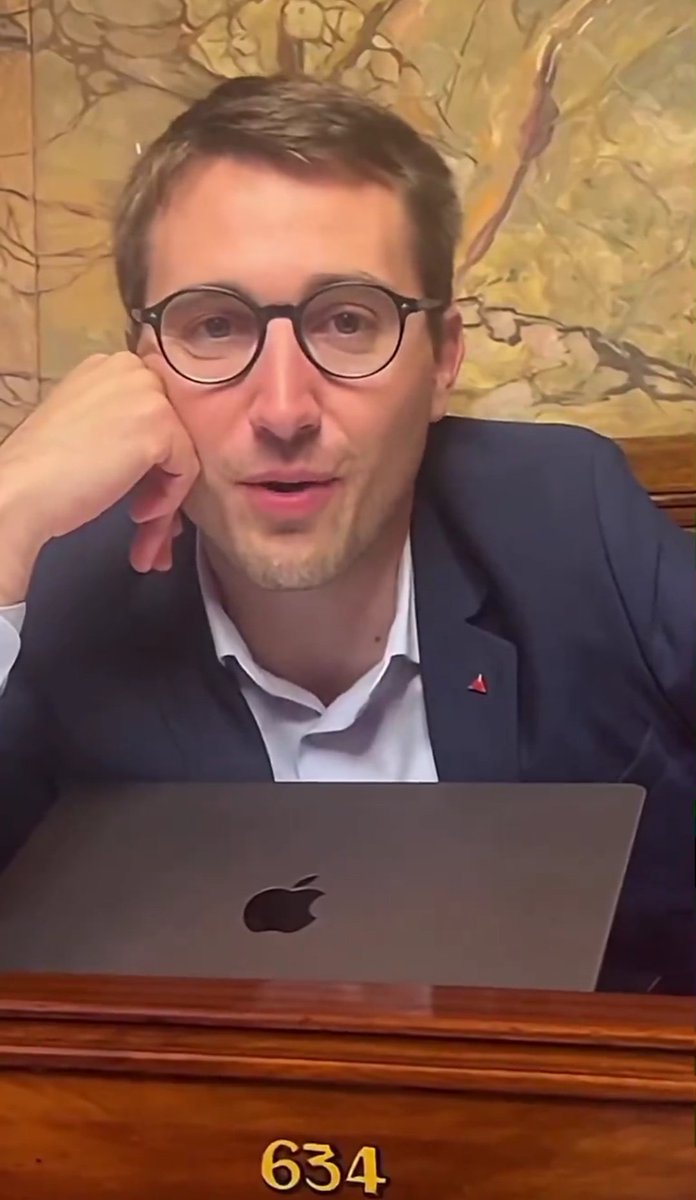 N_Zenovka's tweet photo. @La_Pollice Il a aussi le MacBook anticapitaliste 🥸 https://t.co/xMjyUobTtS