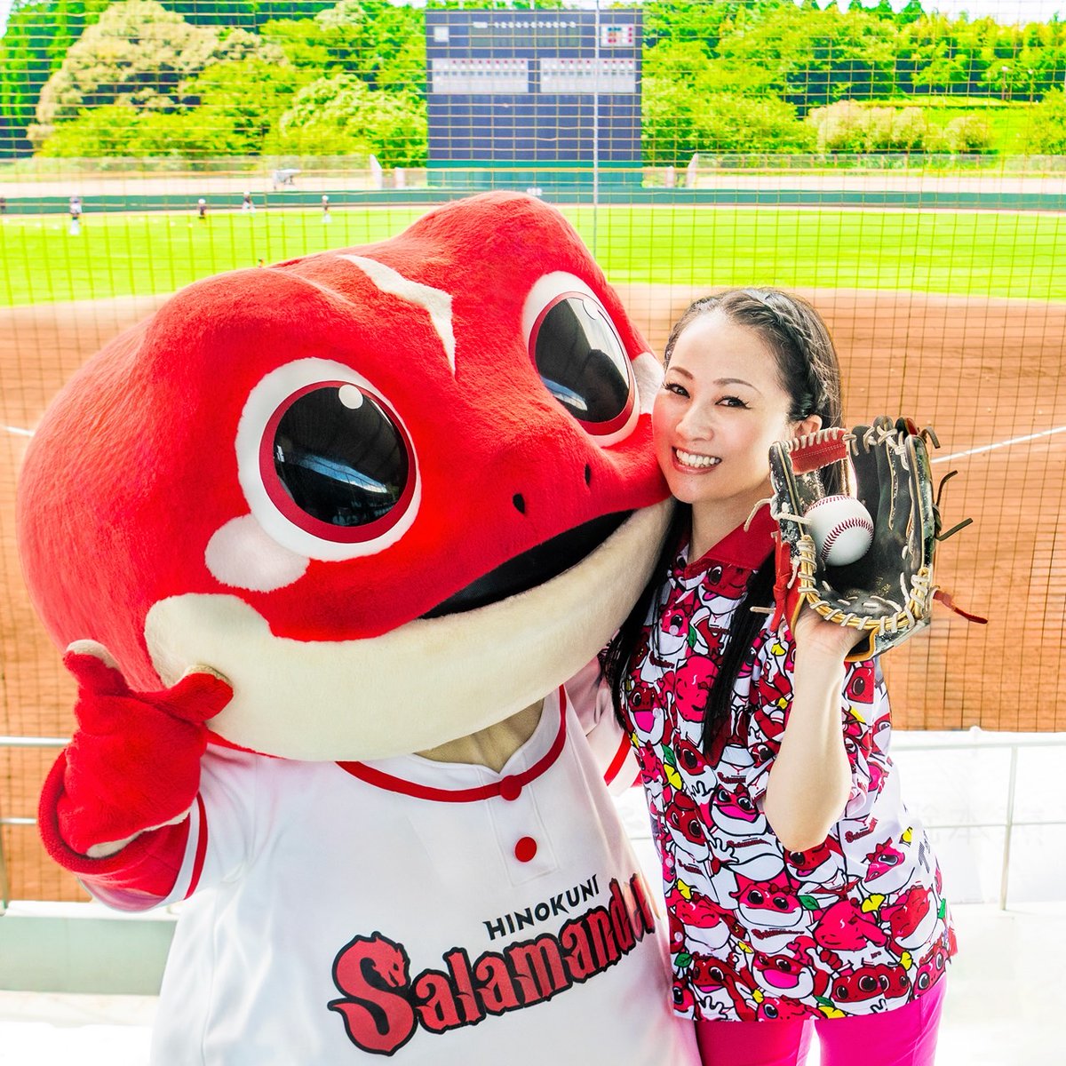 shiranuisuzuka's tweet photo. ����新曲NEWS🔥
待望の2ndシングル #さら丸音頭 本日8/13(水)配信START‼️#火の国サラマンダーズ 公式応援歌⚾
掛け声入りでみんなで踊れる夏の音頭🌈
🎤8/15(金) 熊本ホーム戦で初球場披露
一緒に「火おこし火おこし まき集め〜‼️」
今すぐ👇チェック
🔗 https://t.co/FdpU5bVxzI
 #不知火鈴香 #演歌歌手 https://t.co/2kpKyKlHYp