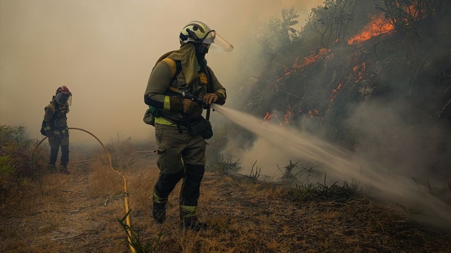 A todos eses 𝗛𝗘𝗥𝗢𝗘𝗦, valorosos e afoutos que xogan a súa propia vida para salvar a de todos nós: 𝗚𝗥𝗔𝗭𝗔𝗦.

A provincia de Ourense segue a pagar o inferno dos incendios. Pedímosvos que extremedes todas as precaucións necesarias.