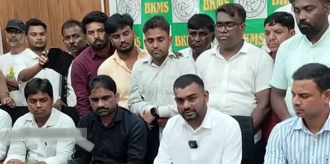 Jlkmparty's tweet photo. धनबाद में BKMS का प्रेस कॉन्फ्रेंस सम्पन्न
धनबाद। आज दिनांक 12 अगस्त 2025 को धनबाद सर्किट हाउस में BKMS का प्रेस कॉन्फ्रेंस आयोजित किया गया, जिसकी अध्यक्षता केंद्रीय अध्यक्ष श्री अजय महतो ने की और संचालन केंद्रीय महामंत्री सह माननीय विधायक (डुमरी) श्री जयराम कुमार महतो ने किया। https://t.co/cS6mOab7T2