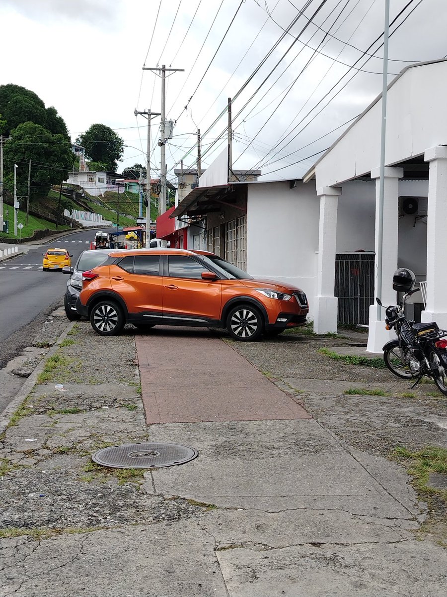 mariamth11's tweet photo. Pan de cada día, frente a la casa de paz de Mateo Iturralde, que todo es felicidad y donde quieran siempre y quien dice algo, la gente pasando por la calle, ni la Junta Comunal, ni el Municipio. @criticaenlinea @AlvaroAlvaradoC @elsiglodigital @irmaehernandezb https://t.co/Bi5ED3dmct