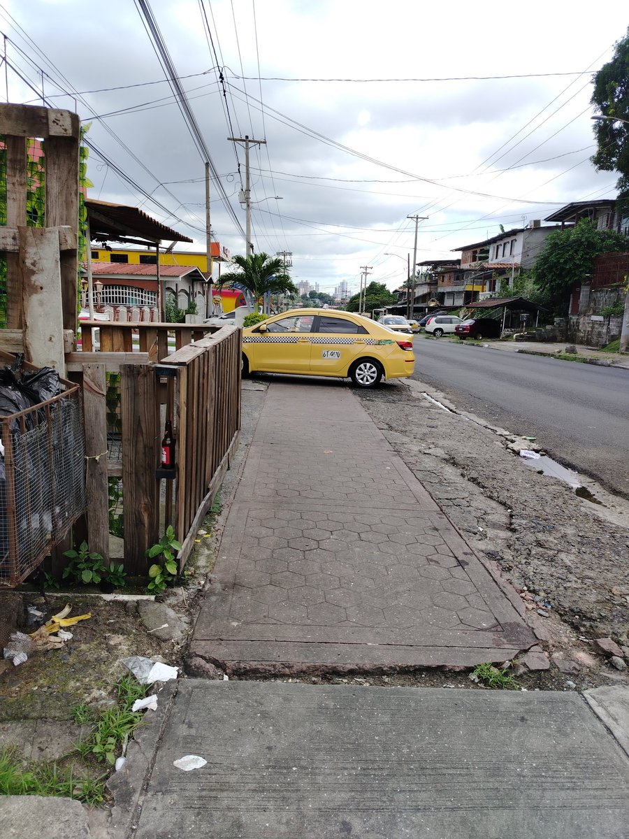 mariamth11's tweet photo. Pan de cada día, frente a la casa de paz de Mateo Iturralde, que todo es felicidad y donde quieran siempre y quien dice algo, la gente pasando por la calle, ni la Junta Comunal, ni el Municipio. @criticaenlinea @AlvaroAlvaradoC @elsiglodigital @irmaehernandezb https://t.co/Bi5ED3dmct