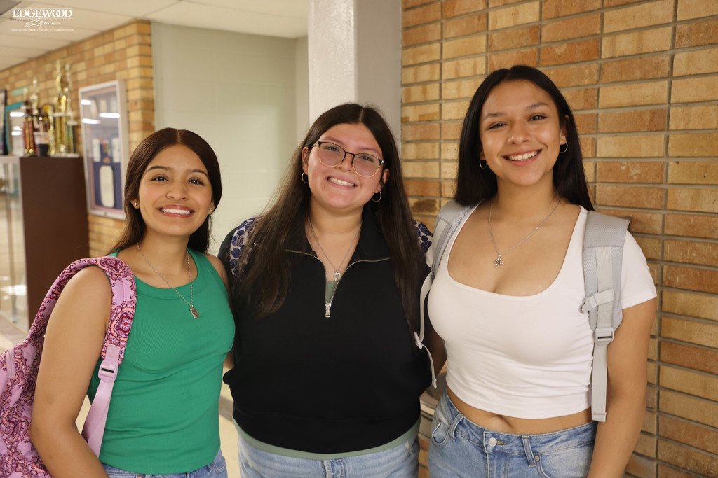JFKennedyHighS's tweet photo. ๐ The Rockets are back!
Itโs the first day of school and weโre thrilled to kick off the year with new leadership and fresh energy. Hereโs to a great year ahead! #NeverHoldBack #RocketPride https://t.co/aD70qU5P7o