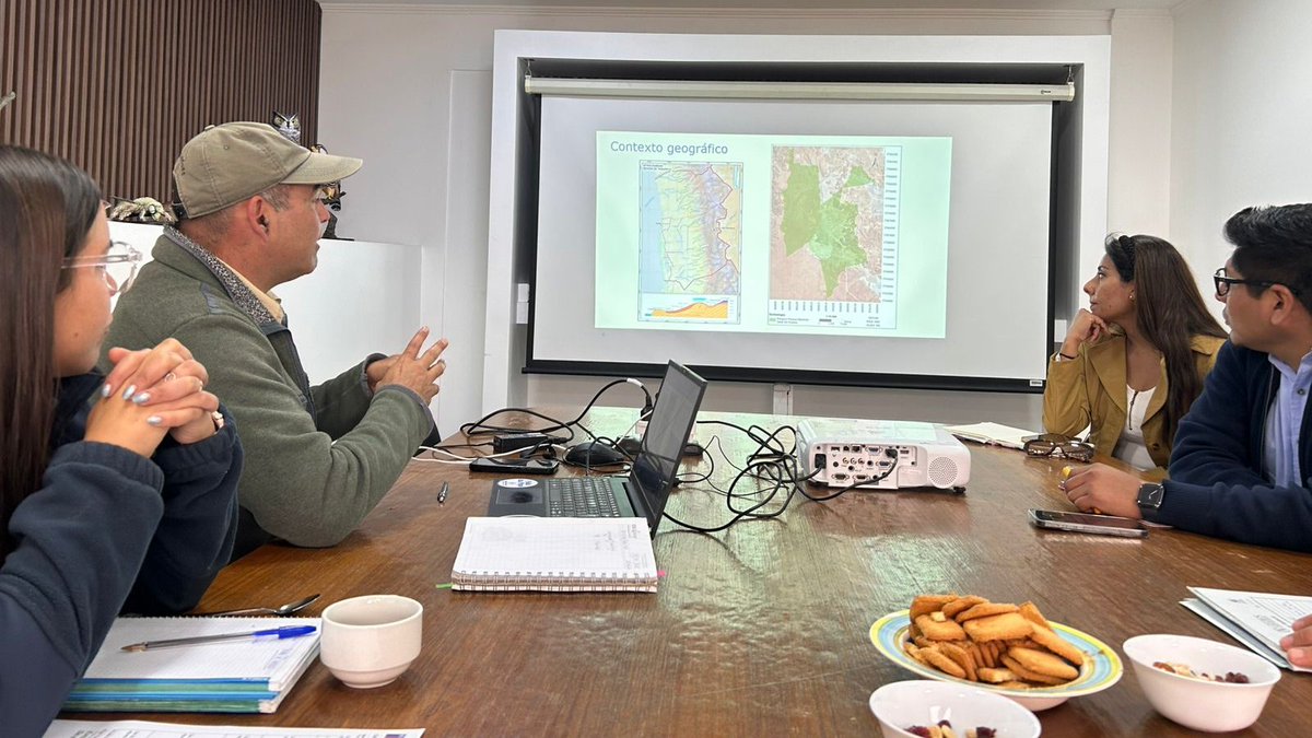 📍#IQUIQUE | Para abordar acciones de conservación y turismo sustentable en el Parque Nacional Salar del Huasco, la directora regional de #CONAF junto a su equipo se reunieron con encargado de SECPLAC de la Municipalidad de Pica y el encargado del PER Tamarugal.