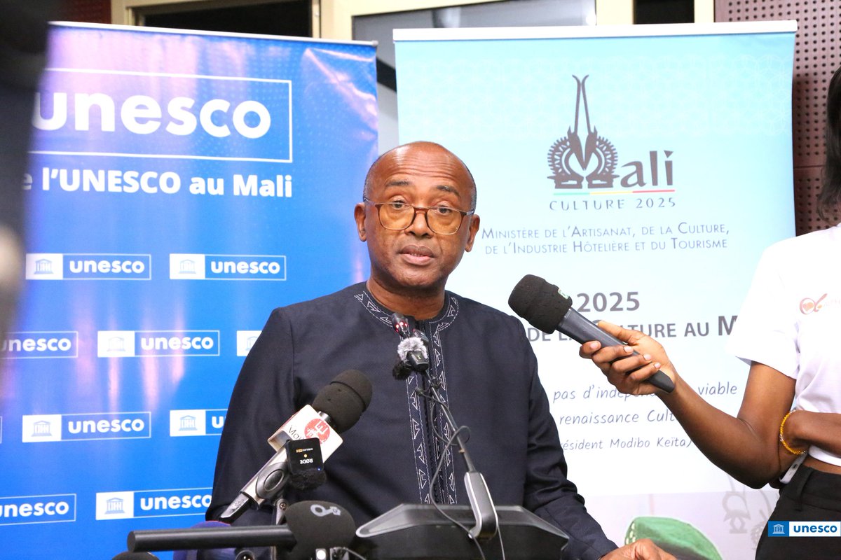 UnescoBamako's tweet photo. Une occasion pour M. Ali-Mohamed Sinane de remercier les autorités et rendre hommage à Alphadi, Ambassadeur de Bonne Volonté de l’UNESCO, dont l’engagement illustre la force de la culture pour unir les peuples. 🌍🤝
#FIMA #Alphadi #Paix #Culture https://t.co/oU5ANcEmMJ