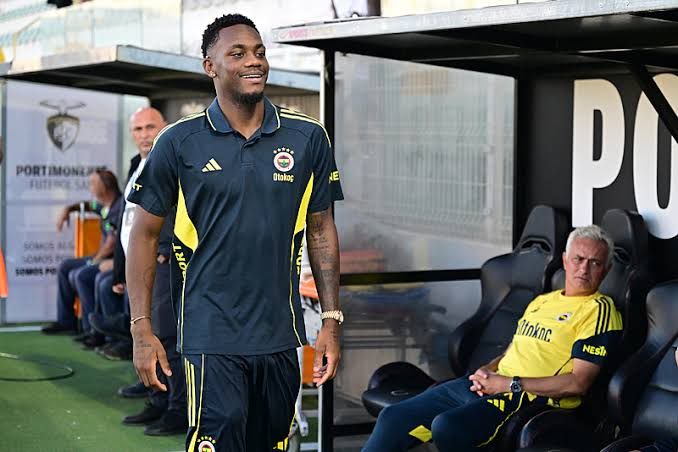 fener_habers's tweet photo. 💥 Jhon Duran:

Jose Mourinho ile çalışmaktan dolayı çok mutluyum. 21 yaşındayım ama kariyerimde çalıştığım en iyi teknik adam. https://t.co/iI9S9xgnld