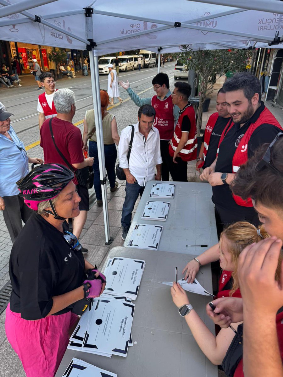 CHP'li gençler, Eskişehir'de 'sahte diploma' dağıttı.