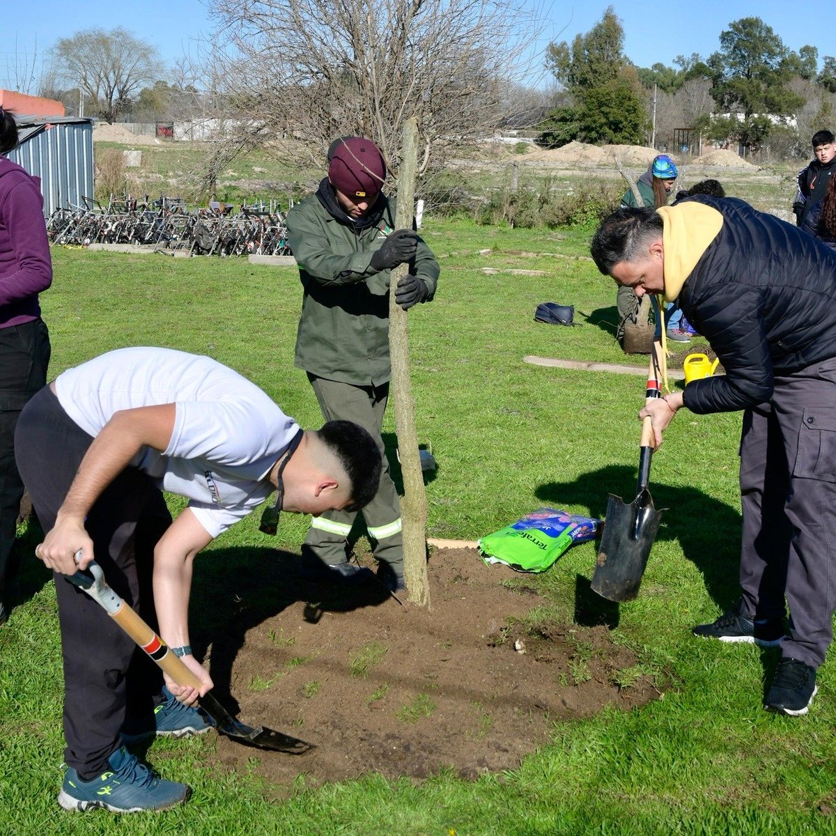 MunicipioEE's tweet photo. Jóvenes de la ONG A Paso Firme apadrinada por El Campito Refugio plantaron árboles en el predio de #Canning, como parte del Proyecto Jóvenes Sembrando Cambio, Sombra y Futuro, con el apoyo del Fondo de Juventud y Acción Climática de @BloombergDotOrg, @publicinno y @uclg_org. https://t.co/YhvdmvRLws