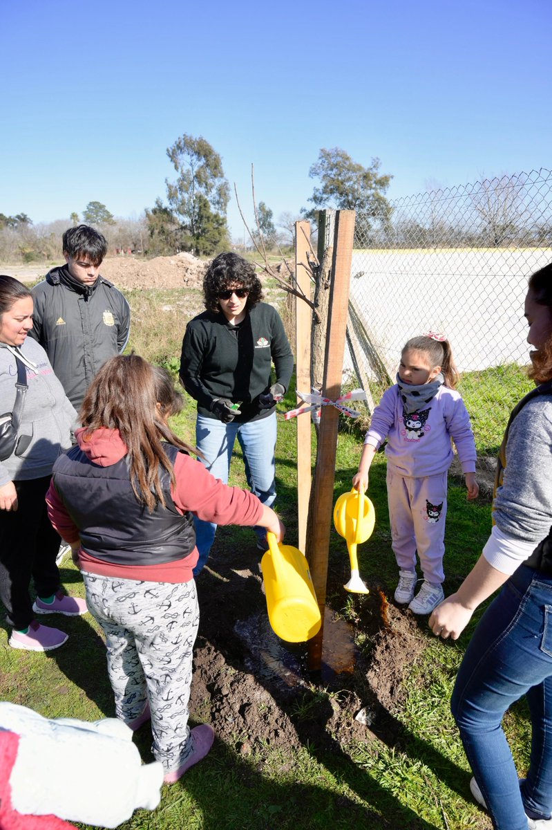 Jóvenes de la ONG A Paso Firme apadrinada por El Campito Refugio plantaron árboles en el predio de #Canning, como parte del Proyecto Jóvenes Sembrando Cambio, Sombra y Futuro, con el apoyo del Fondo de Juventud y Acción Climática de <a href="/BloombergDotOrg/">Bloomberg Philanthropies</a>, <a href="/publicinno/">The Bloomberg Center for Public Innovation at JHU</a> y <a href="/uclg_org/">United Cities</a>.