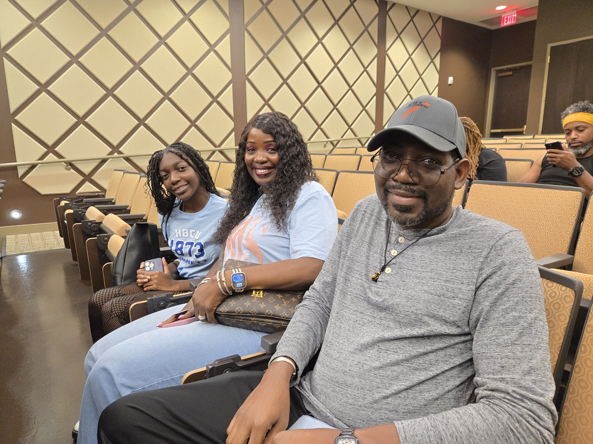 BennettCollege's tweet photo. All smiles from move-in weekend! We loved connecting with our new Belles and their families. A special shoutout to the incredible faculty, staff, and friends of Bennett who made this weekend unforgettable! 💙 

#BennettCollege #BennettBelles #HBCU #HBCULove https://t.co/G0oooQ3NoD