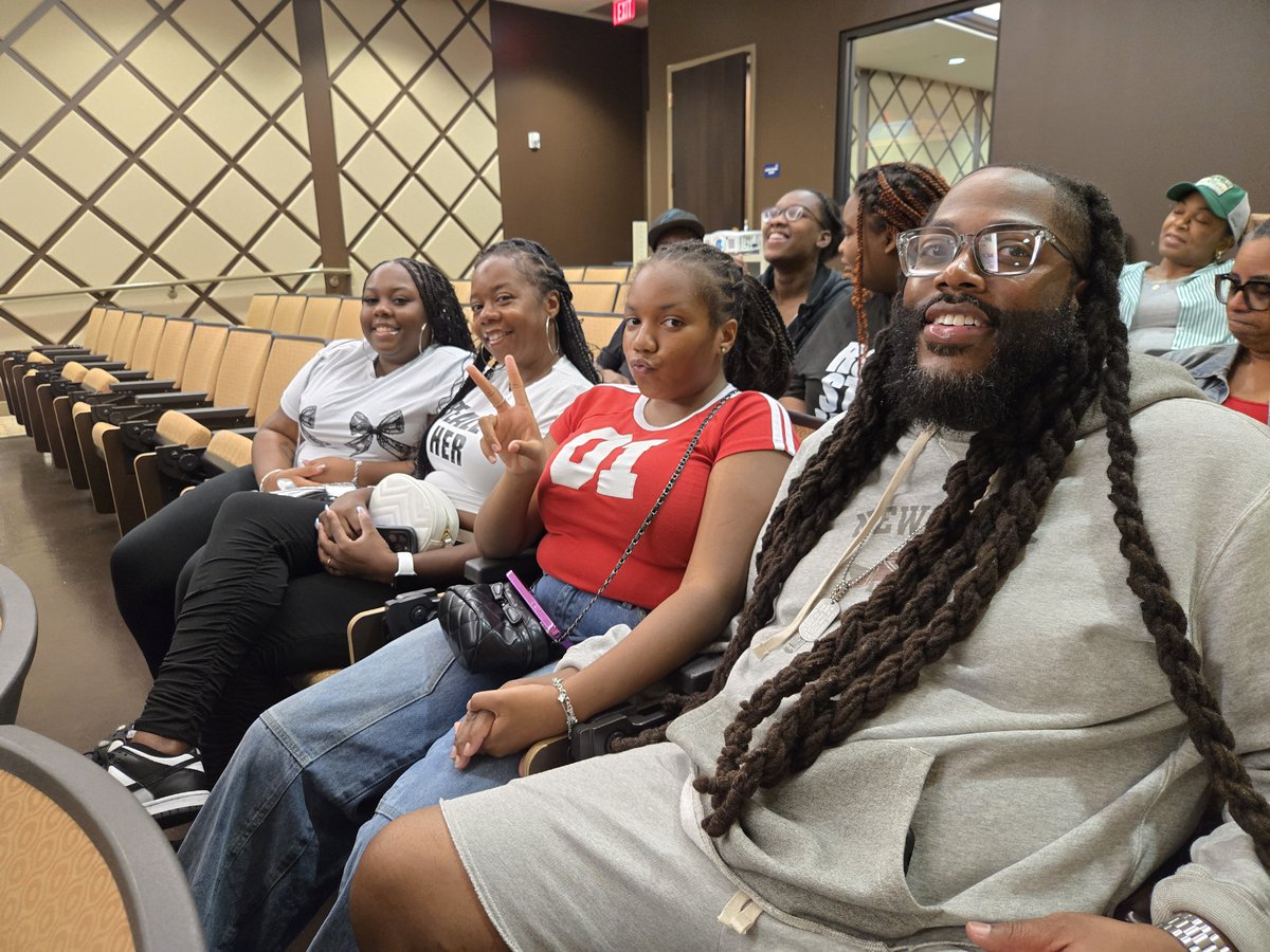 BennettCollege's tweet photo. All smiles from move-in weekend! We loved connecting with our new Belles and their families. A special shoutout to the incredible faculty, staff, and friends of Bennett who made this weekend unforgettable! 💙 

#BennettCollege #BennettBelles #HBCU #HBCULove https://t.co/G0oooQ3NoD