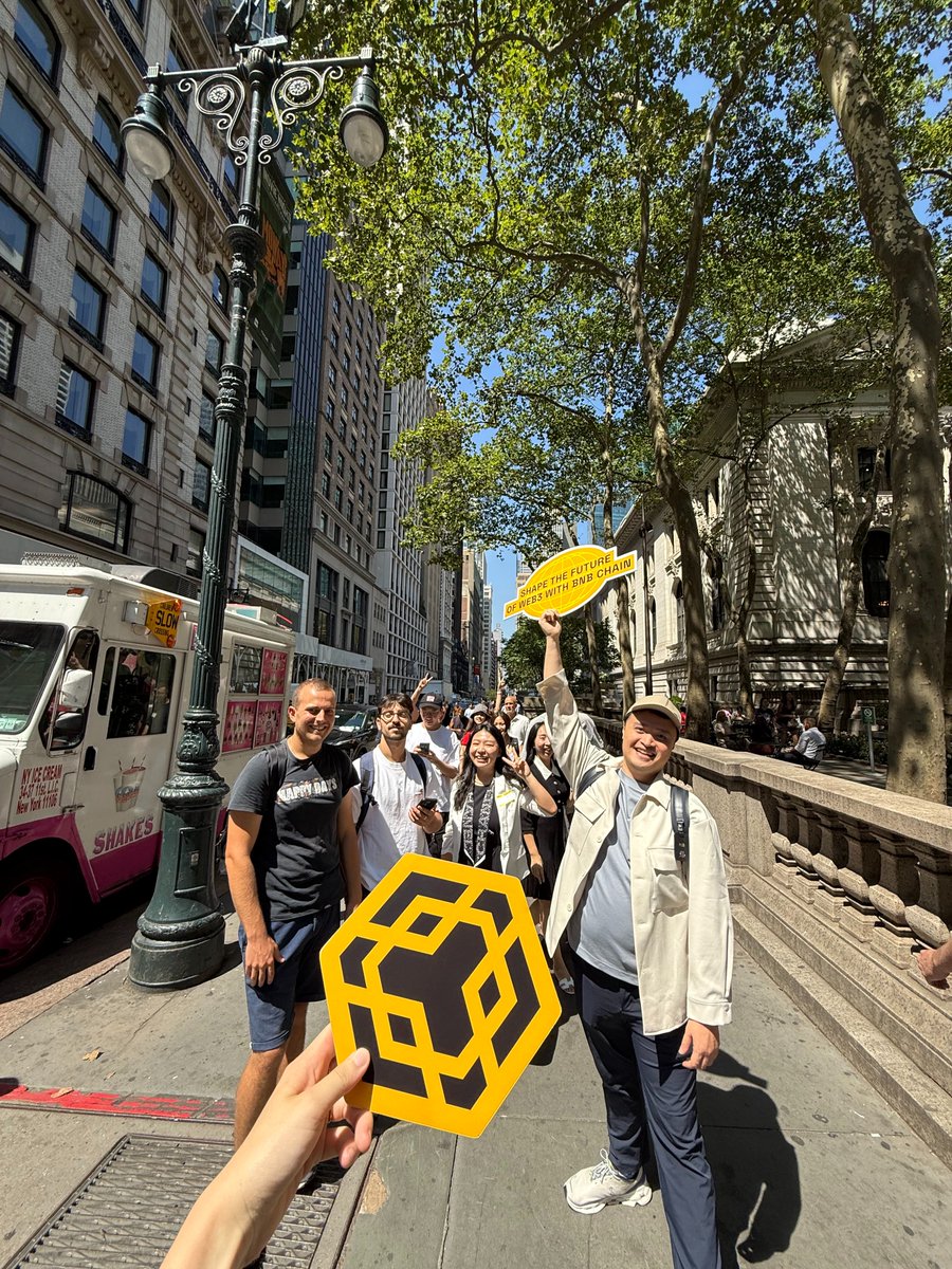 BNBCHAIN's tweet image. The energy is through the roof #InsideMVB Day 1.  

Can’t think of a better way to kick things off! 🤩