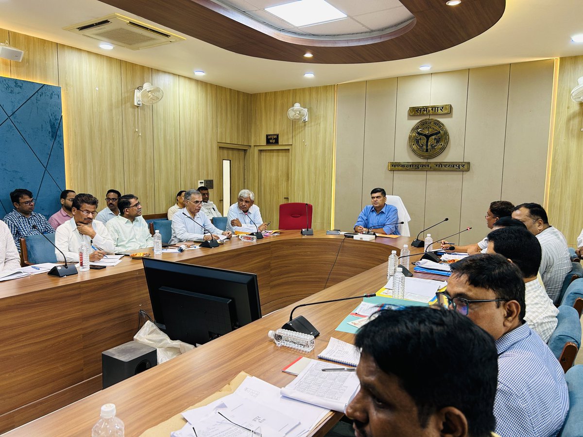 Commissioner Gorakhpur Division Gorakhpur (@commissionergkp) on Twitter photo मण्डलायुक्त अनिल ढींगरा ने संबंधित अधिकारियों के साथ आयुक्त सभागार में मण्डल स्तरीय कृषि निर्यात निगरानी समिति की बैठक किया, दिया निर्देश।<a href="/CMOfficeUP/">CM Office, GoUP</a> <a href="/ChiefSecyUP/">S.P. Goyal, Chief Secretary, GoUP</a> <a href="/UPGovt/">Government of UP</a> मण्डलायुक्त अनिल ढींगरा ने संबंधित अधिकारियों के साथ आयुक्त सभागार में मण्डल स्तरीय कृषि निर्यात निगरानी समिति की बैठक किया, दिया निर्देश।<a href="/CMOfficeUP/">CM Office, GoUP</a> <a href="/ChiefSecyUP/">S.P. Goyal, Chief Secretary, GoUP</a> <a href="/UPGovt/">Government of UP</a>